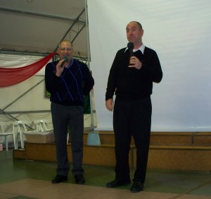 P.  Peter durante l'insegnamento con Mario che traduce