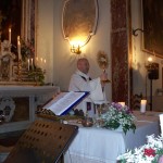 don Alejandro Festa Benedizione finale dopo l'Adorazione