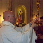 don Alejandro Festa  benedizione alla fine dell'Adorzione