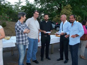 Un gruppo di amici con don Filippo