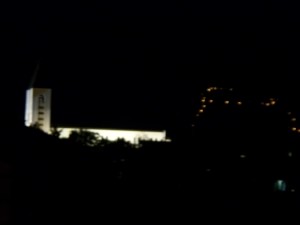 Vista del Pdbrdo illuminato a forma di Rosario ...
