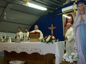 Durante la Celebrazione Eucaristica con don Alejandro - don Filippo e i Diaconi