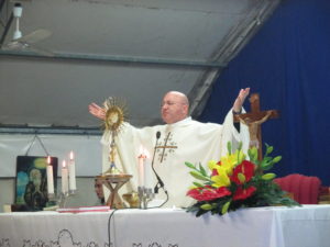 Don Alejandro durante l'Adorazione